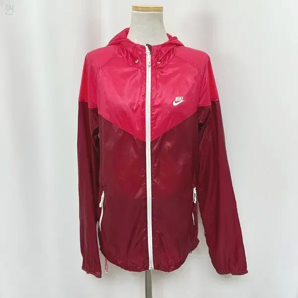お値下げ‼Nike マルチカラー フード付きウィンドブレーカー Nike フード付きウィンドブレーカー - メルカリ